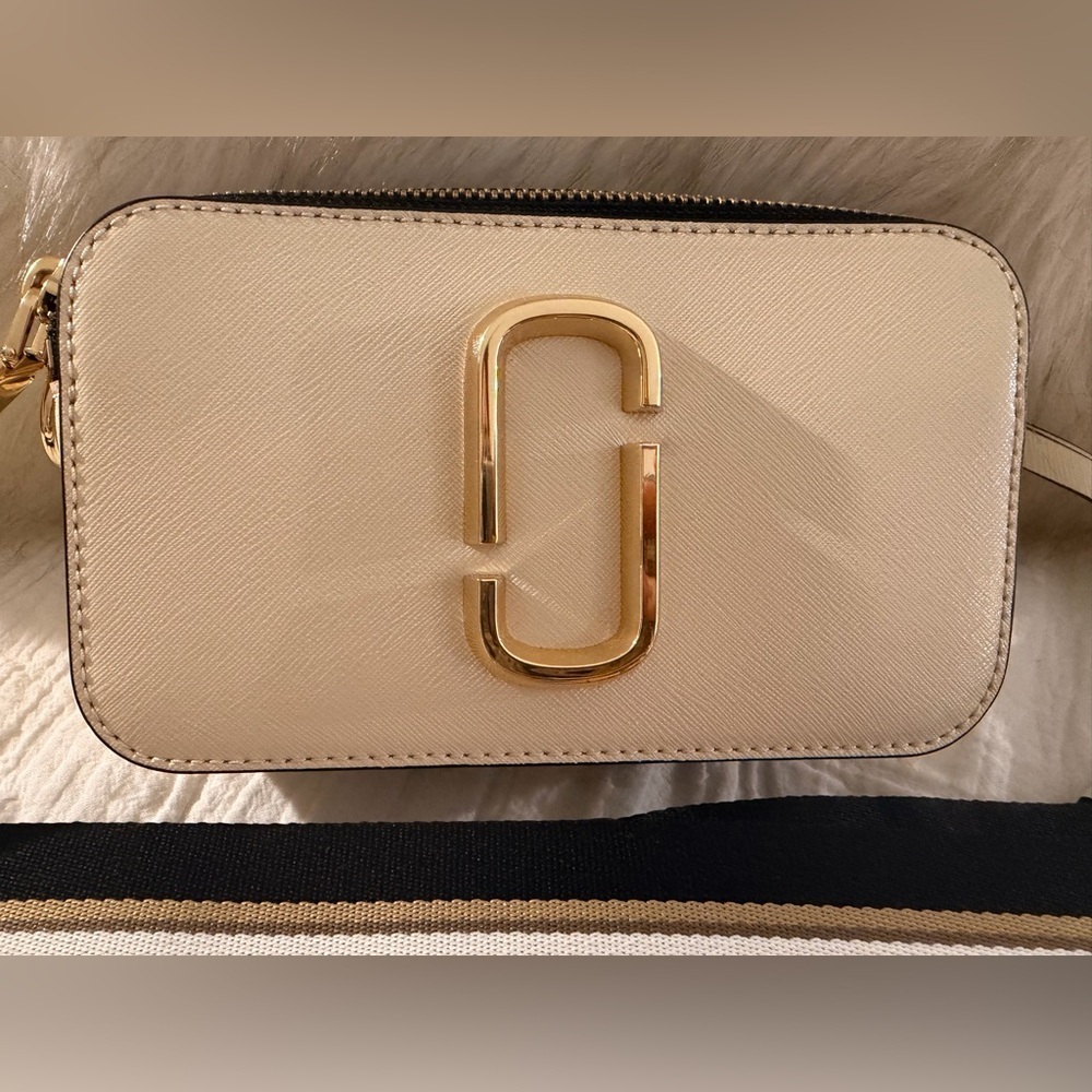 Marc Jacobs Cream Snapshot Crossbody with Gold Hardware and Branded Strap - Picture 3 of 11